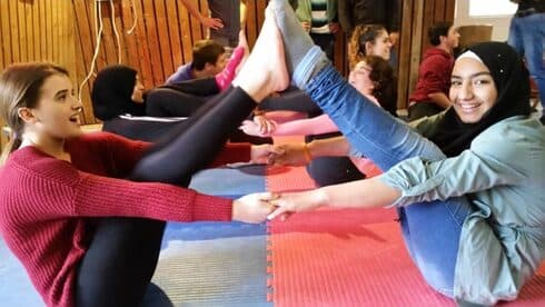 Un taller de cooperación para adolescentes judíos y árabes de la Escuela de Circo de Israel, Kfar Yehoshua. (Gentileza) Un taller de cooperación para adolescentes judíos y árabes de la Escuela de Circo de Israel, Kfar Yehoshua.