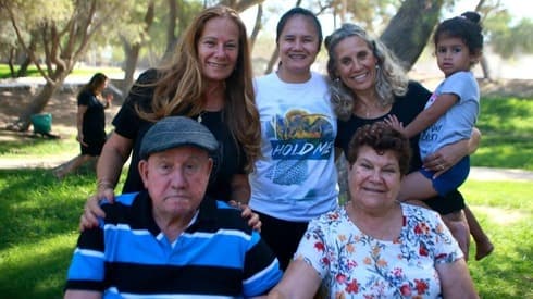 Familia de paseo en el Parque Nacional Tel Ashkelon. 