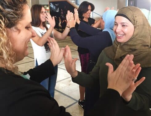 Profesores de secundaria de Hadera y Ka'abiyye disfrutando de un encuentro multicultural. (Gentileza) Profesores de secundaria de Hadera y Ka'abiyye disfrutando de un encuentro multicultural.
