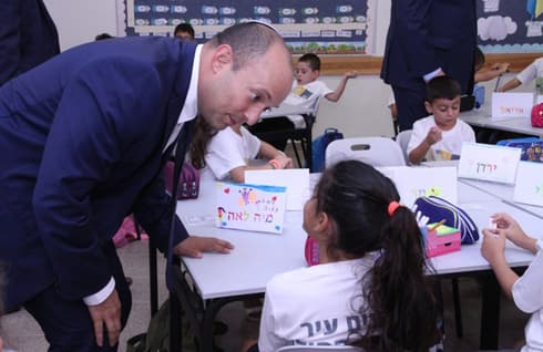 El primer ministro Bennett durante una visita a una escuela. (Imagen de archivo/Zohar Shahar) El primer ministro Bennett durante una visita a una escuela.