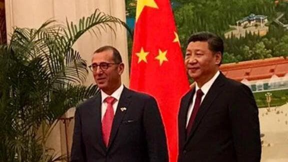 El embajador israelí Zvi Hefetz junto al presidente chino Xi Jinping. 