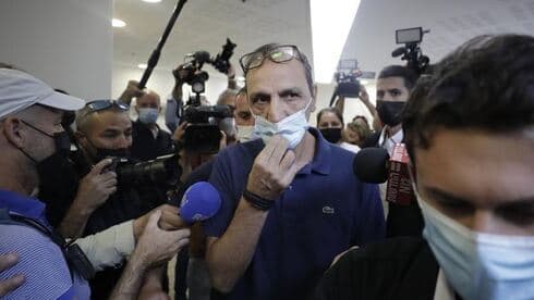 Shmulik Peleg, abuelo materno de Eitan Biran, abandona la corte en Tel Aviv. 