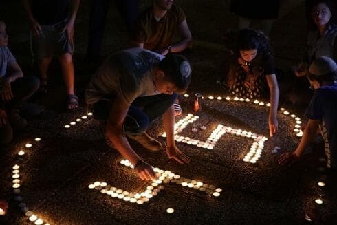Vigilia en memoria de las 45 víctimas de la estampida de Merón en la plaza Rabin de Tel Aviv. (Motti Kimchi) Vigilia en memoria de las 45 víctimas de la estampida de Merón en la plaza Rabin de Tel Aviv.