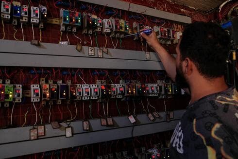 Encendido de interruptores para transferir electricidad a hogares privados en Bagdad, (AP) Encendido de interruptores para transferir electricidad a hogares privados en Bagdad,