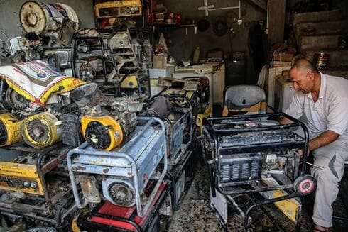 Un trabajador iraquí repara equipos electrógenos para producir energía eléctrica. (AP) Un trabajador iraquí repara equipos electrógenos para producir energía eléctrica.