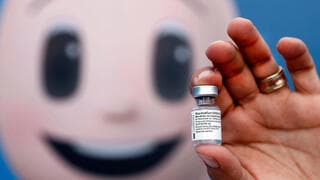 Vial de la vacuna de Pfizer contra el coronavirus. 