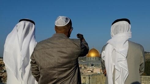 Turistas de Emiratos Árabes Unidos conocen Jerusalem a través de un guía judío. 