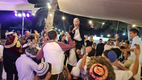 El rabino de Gush Etzion, Tzvi Rimon, durante las "hakafot hashniot".