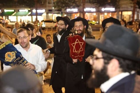 La alegría continúa en la Plaza Rabin de Tel Aviv tras el fin de Simjat Torá. 
