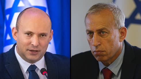 Nachman Ash, al igual que Naftali Bennett, no cree que sea momento de aplicar nuevas medidas restrictivas. (Alex Kolomoisky/Olivia Petusi) El Primer Ministro Naftalí Bennett y el director general del Ministerio de Salud, Nachman Ash.