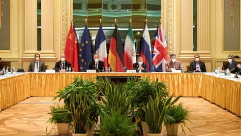 Reunión en Viena de las potencias nucleares con la delegación iraní, en el mes de abril del 2021. (Reuters) Reunión en Viena de las potencias nucleares con la delegación iraní, en el mes de abril del 2021.