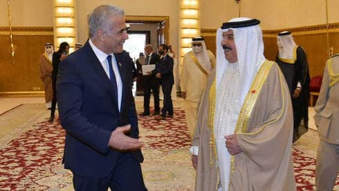 El canciller Yair Lapid y el rey de Bahrein.