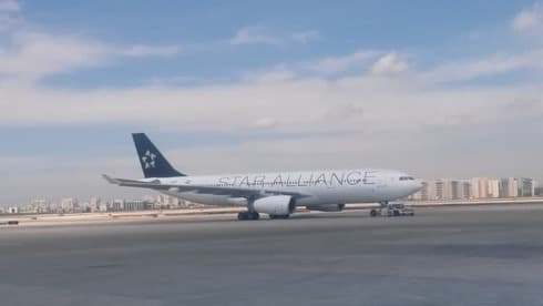 Avión egipcio con el ploteo de la alianza aérea Star Alliance en el Aeropuerto Ben Gurion en 2015. (Daniel Salami) Avión egipcio con el ploteo de la alianza aérea Star Alliance en el Aeropuerto Ben Gurion en 2015.