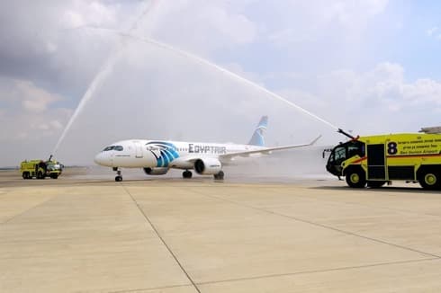 El avión de Egyptair es recibido con chorros de agua festivos en el Aeropuerto Ben Gurion. (Moni Shafir) El avión de Egyptair es recibido con chorros de agua festivos en el Aeropuerto Ben Gurion.