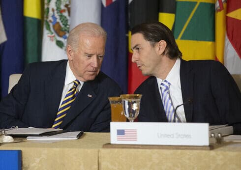 Amos Hochstein con el entonces vicepresidente Joe Biden en 2015. 