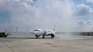 Chorros de agua festivo para recibir al avión de Egyptair en el Aeropuerto Ben Gurion.
