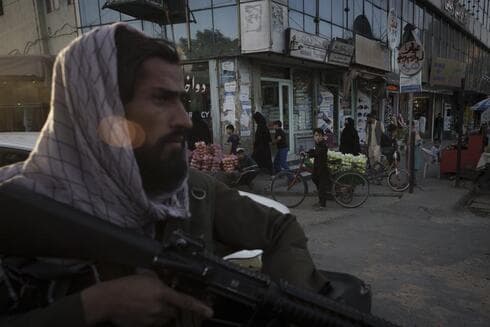 Combatientes talibanes patrullan las calles de Kabul. 