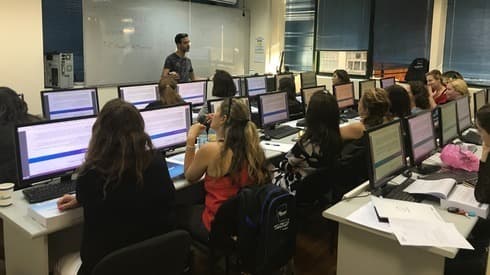Madres solteras asisten al programa itworks.
