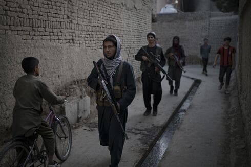Combatientes talibanes patrullan las calles de Kabul. 
