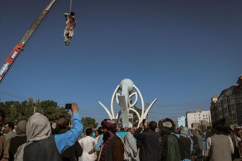 Combatientes talibanes patrullan las calles de Kabul. 