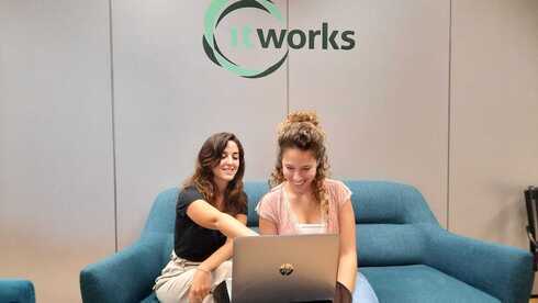 Madres solteras asisten al programa itworks.