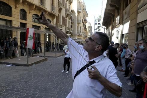 Protesta violenta de ciudadanos libaneses frente a los bancos. 