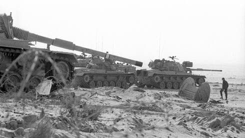 Tanques israelíes cerca del canal de Suez durante la Guerra de Yom Kipur.