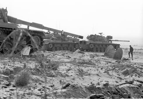 Tanques israelíes cerca del canal de Suez durante la Guerra de Yom Kipur. (Ministerio de Defensa) Tanques israelíes cerca del canal de Suez durante la Guerra de Yom Kipur.