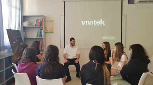 El voluntario Shlomo Goodman habla con chicas en una escuela secundaria de Hod Hasharon. (Gentileza) El voluntario Shlomo Goodman habla con chicas en una escuela secundaria de Hod Hasharon.