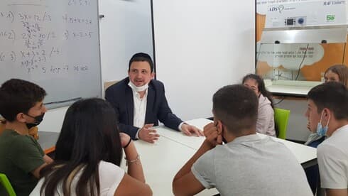 Moshé Shacor, director de proyectos de Unity, habla con estudiantes en una escuela secundaria de Hod Hasharon. (Gentileza) Moshé Shacor, director de proyectos de Unity, habla con estudiantes en una escuela secundaria de Hod Hasharon.