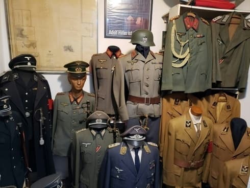 Uniformes nazis hallados en la casa del sospechoso. 