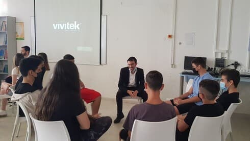 El voluntario Shlomo Goodman interactúa con adolescentes seculares en una escuela secundaria de Hod Hasharon. (Gentileza) El voluntario Shlomo Goodman interactúa con adolescentes seculares en una escuela secundaria de Hod Hasharon.