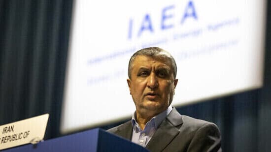 Mohammad Eslami, jefe de la agencia nuclear de Irán, habla en el escenario de la Conferencia General Internacional de Energía Atómica (OIEA) en Viena, Austria. 