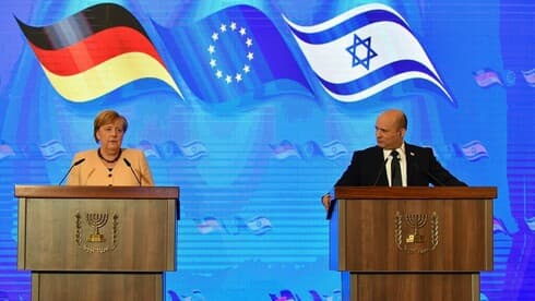 La canciller alemana Angela Merkel y el primer ministro Naftali Bennett durante una conferencia conjunta. (Yoav Dudkovich) La canciller alemana Angela Merkel y el primer ministro Naftali Bennett durante una conferencia conjunta brindada ayer.