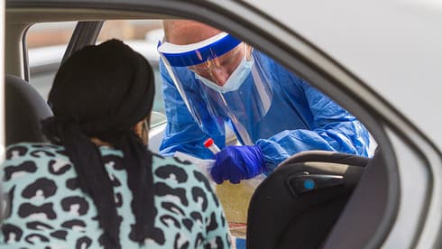 Una mujer se somete a una prueba rápida de detección de COVID-19 en Haifa. (Ido Erez ) Una mujer se somete a una prueba rápida de detección de COVID-19 en Haifa.