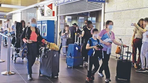 Pasajeros que llegan al aeropuerto internacional Ben Gurión. 