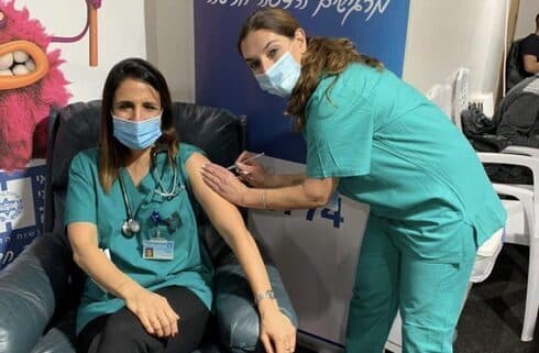 La médica argentina recibiendo la vacuna contra el coronavirus. 