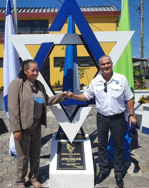 El embajador de Israel en Guatemala, Matanya Cohen, y la alcaldesa de La Gomera, durante la inauguración de la calle "Jerusalén Capital de Israel". (@IsraelinGT) El embajador de Israel en Guatemala, Matanya Cohen, y la alcaldesa de La Gomera, durante la inauguración de la calle "Jerusalén Capital de Israel".