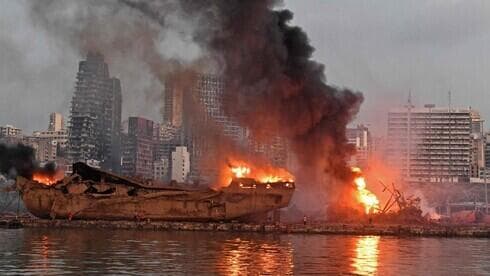 Barco envuelto en llamas, en el puerto de Beirut, horas después de la explosión del 2020. (AFP ) Barco envuelto en llamas, en el puerto de Beirut, horas después de la explosión.