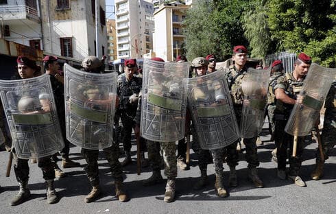 Fuerzas libanesas de despliegan para restaurar la calma en Beirut.