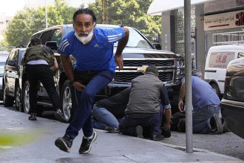 Libaneses buscan refugio durante los intercambios de disparos en Beirut.