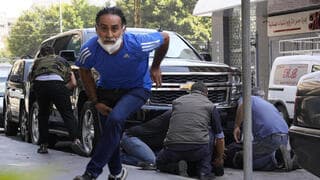 Libaneses buscan refugio durante los intercambios de disparos en Beirut.