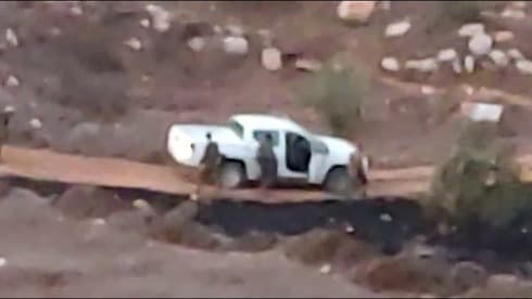 Borrosa imagen captada en video que muestra el momento en que las FDI llegan al lugar y son agredidas. 