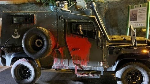 Vehículo de la policía fronteriza dañado en un ataque contra tropas llevado a cabo por colonos cerca del asentamiento de Yitzhar en Cisjordania. 