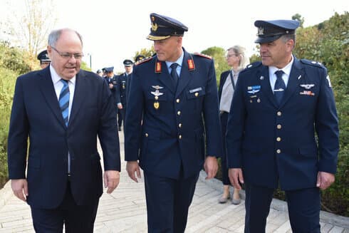 El comandante de la Fuerza Aérea de Alemania, Ingo Gerhartz (centro), el comandante de la Fuerza Aérea de Israel, Amikam Norkin (derecha), y el presidente del museo del Holocausto "Yad Vashem", Dani Dayan. (Yoav Dudkevich) El comandante de la Fuerza Aérea de Alemania, Ingo Gerhartz (centro), el comandante de la Fuerza Aérea de Israel, Amikam Norkin (derecha), y el presidente del museo del Holocausto "Yad Vashem", Dani Dayan.