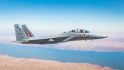 Un avión israelí F-16 participa en el entrenamiento de Bandera Azul en el Negev.