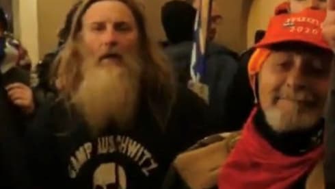 Un hombre viste una camiseta que dice “Campo de Auschwitz” en los disturbios en el Capitolio el 6 de enero de 2021. Un hombre viste una camiseta que dice “Campo de Auschwitz” en los disturbios en el Capitolio el 6 de enero de 2021.