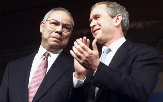 George W. Bush y el general Colin Powell permanecen juntos en el escenario durante la campaña presidencial. (AFP) George W. Bush y el general Colin Powell permanecen juntos en el escenario durante la campaña presidencial.
