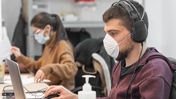 Algunas empresas de alta tecnología prefieren que sus empleados trabajen en la oficina para fomentar un ambiente de colaboración.
