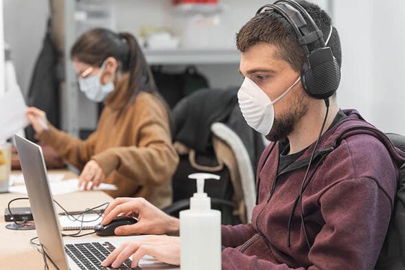 Algunas empresas de alta tecnología prefieren que sus empleados trabajen en la oficina para fomentar un ambiente de colaboración. 